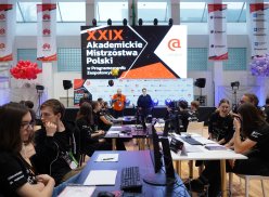 Telebim i uczestnicy